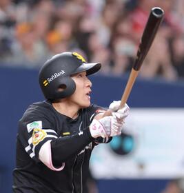 ７回、右中間スタンドへ３ランを放つ代打・柳田（撮影・立川洋一郎）