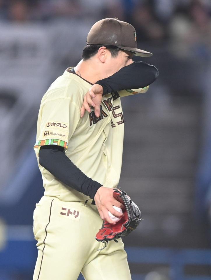 ４回、小川の送りバントの処理でファンブルし汗を拭う北山（撮影・開出牧）