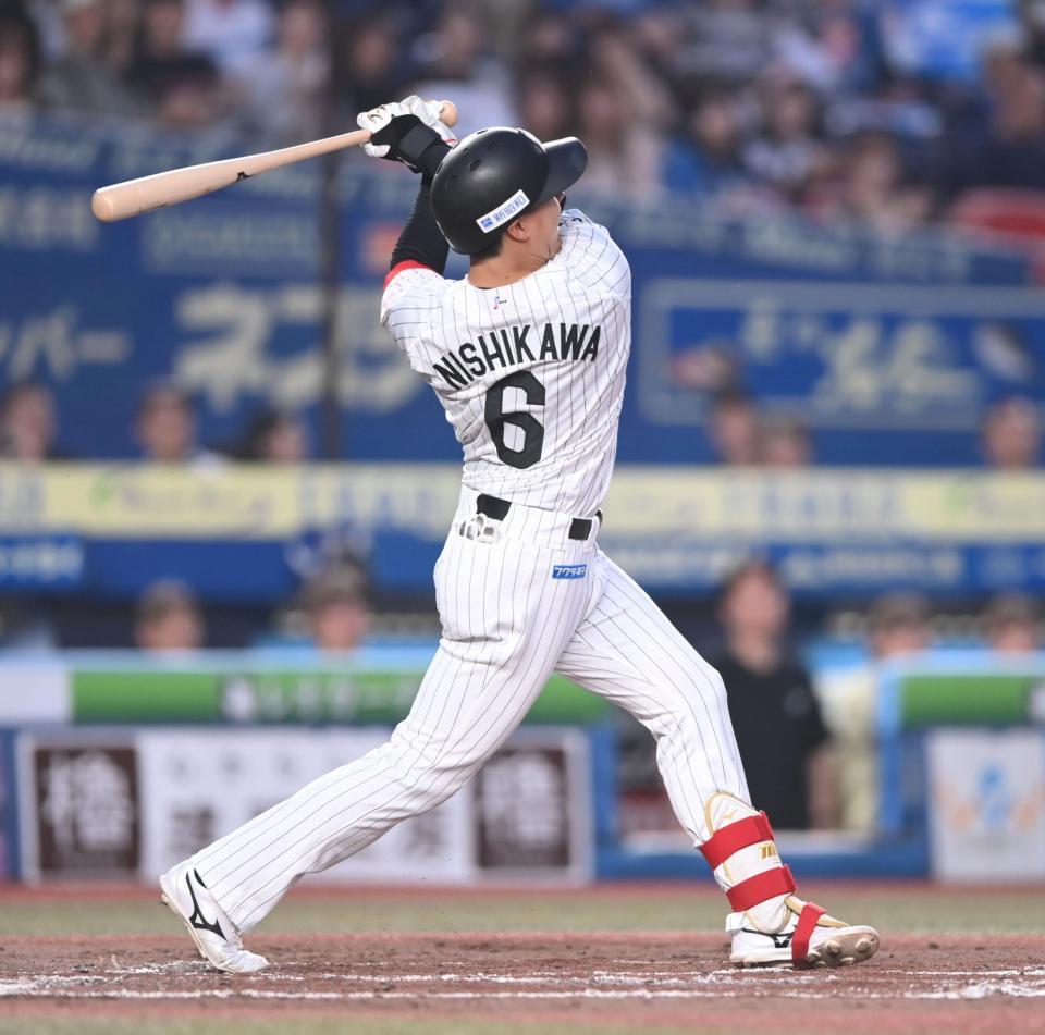 ３回、先制の左越え本塁打を放つ西川（撮影・開出牧）