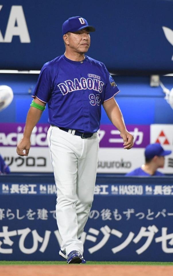 ８回表終了後、選手交代を告げるためベンチを出る井上監督（撮影・佐藤厚）