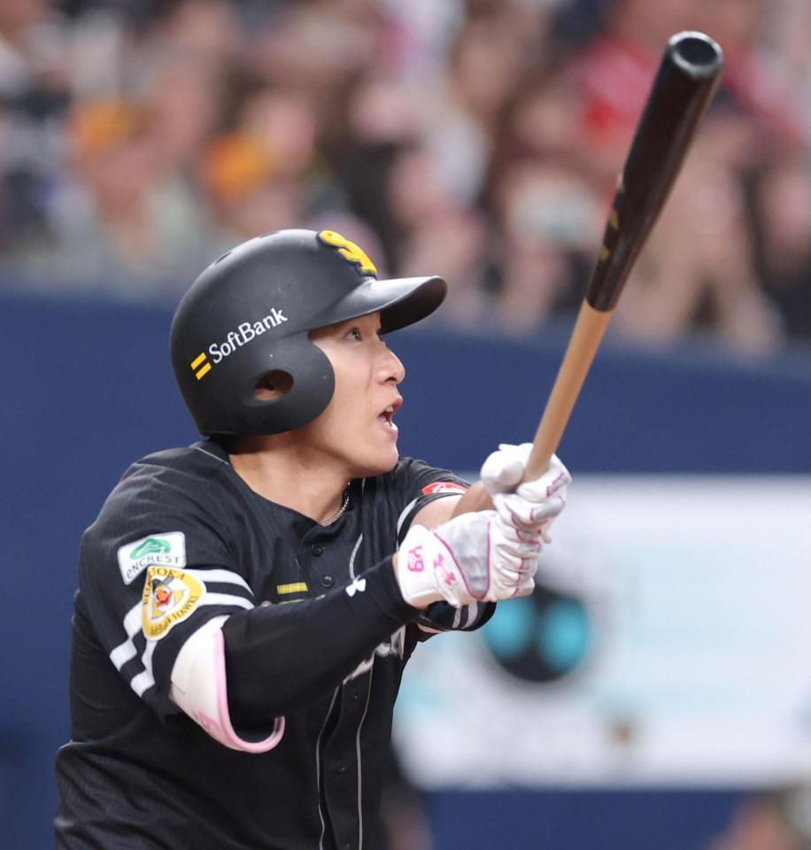 ７回、右中間スタンドへ３ランを放つ代打・柳田（撮影・立川洋一郎）