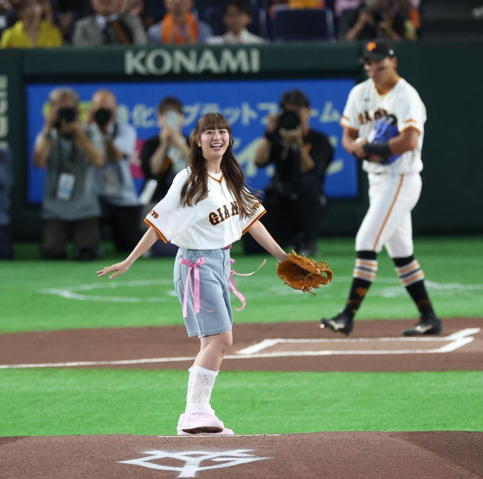 ファーストピッチを務めたももいろクローバーＺ・佐々木彩夏（撮影・佐々木彰尚）