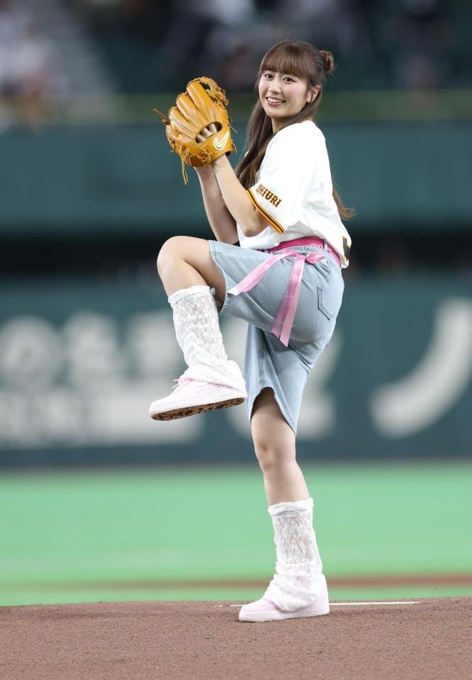 ファーストピッチを行うももいろクローバーＺの佐々木彩夏（撮影・西岡正）