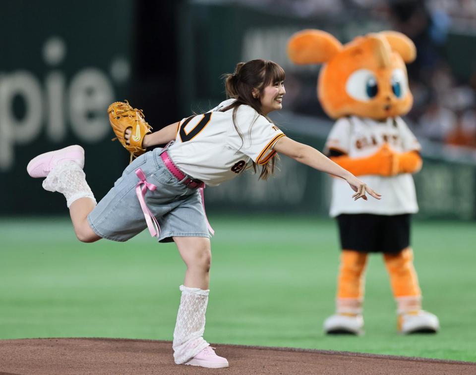 ファーストピッチを行う佐々木彩夏（撮影・田中太一）
