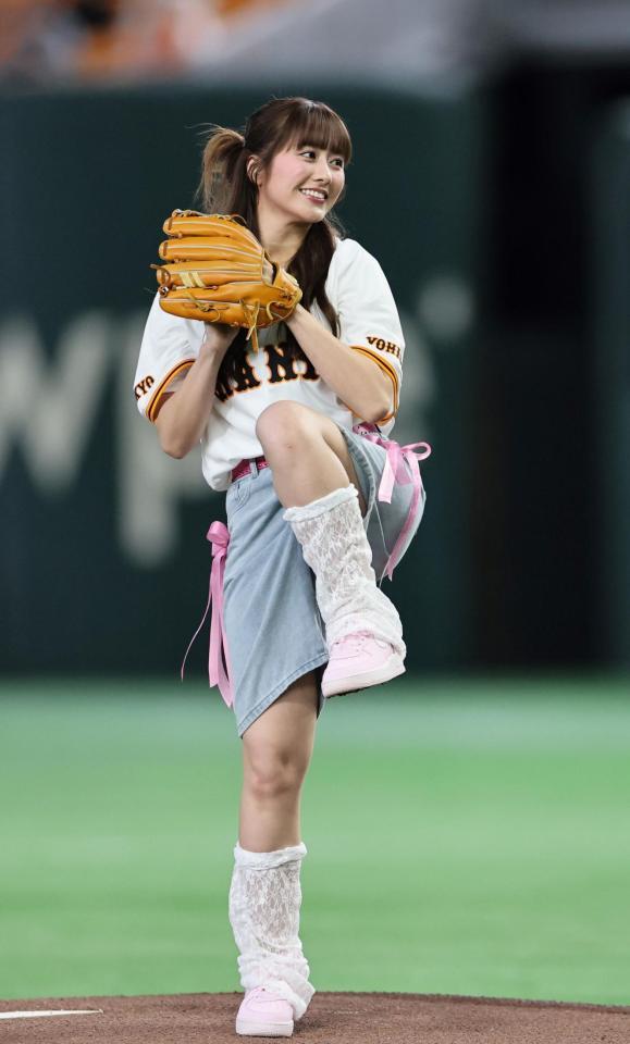 ファーストピッチを行う佐々木彩夏（撮影・田中太一）