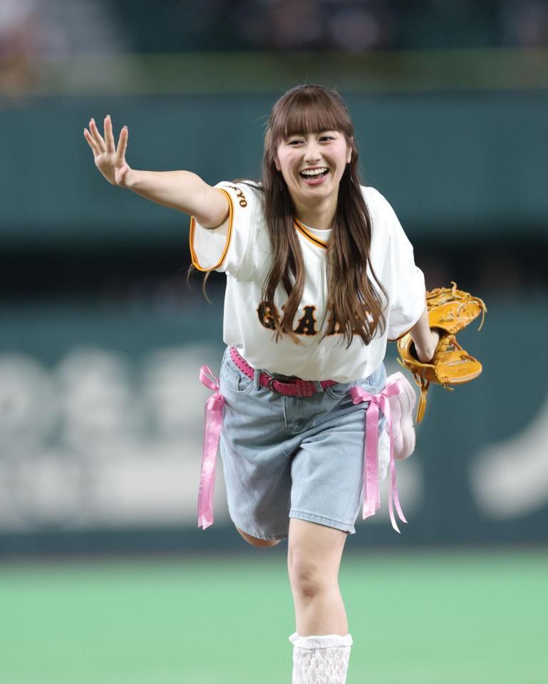 ファーストピッチを行うももいろクローバーＺの佐々木彩夏（撮影・西岡正）