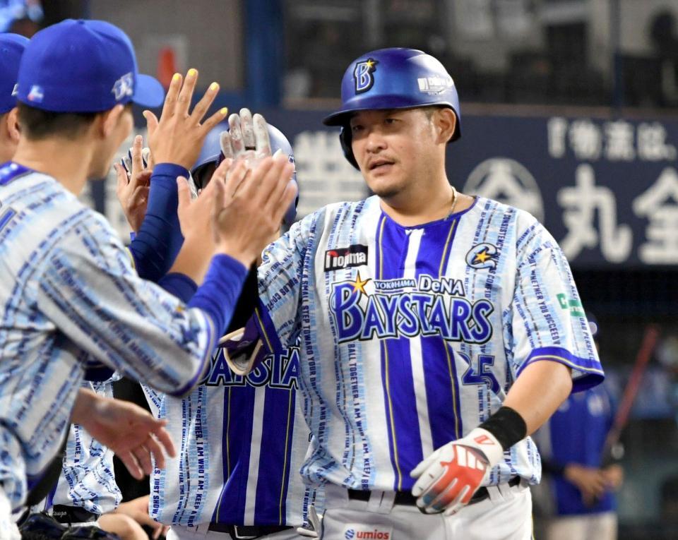 ５回、筒香は右越えに５号逆転２ランを放ち、ナインに迎えられる（撮影・佐藤厚）