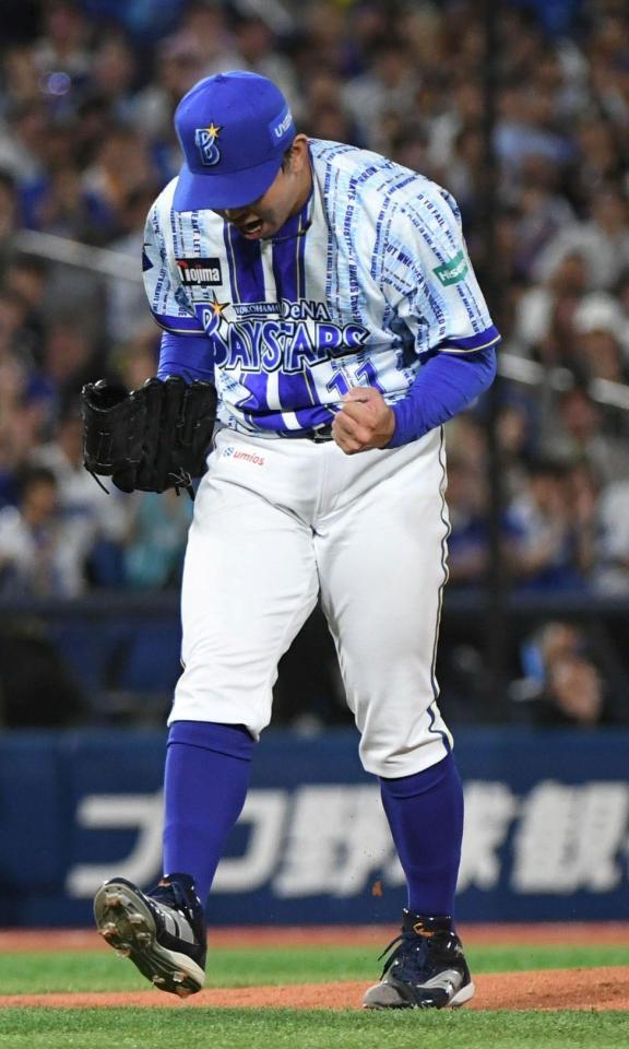 ６回、石川昂を空振り三振に仕留め、吠える東（撮影・佐藤厚）