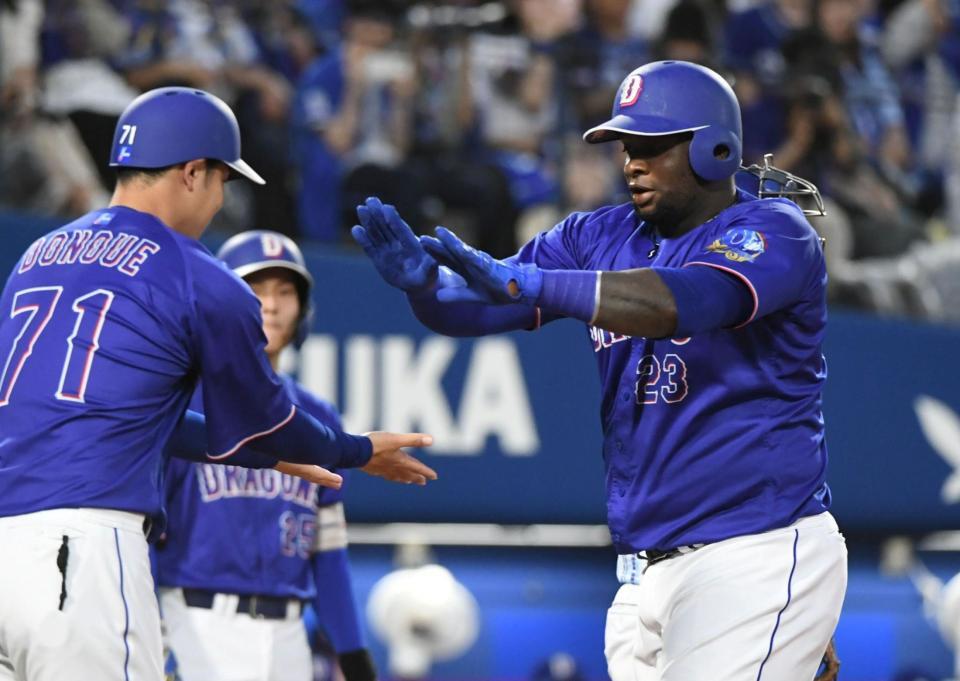 ４回、サノーは右越えに勝ち越しソロを放ち、堂上コーチ（左）に迎えられる（撮影・佐藤厚）
