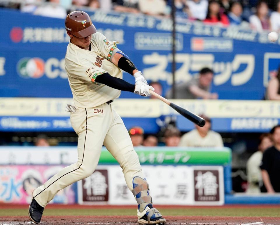 ２回、吉田が右中間に先制ソロを放つ
