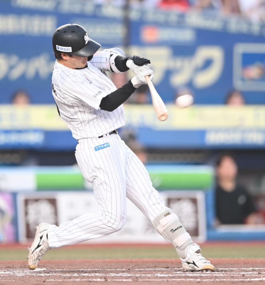 ２回、同点の左前適時打を放つ友杉（撮影・開出牧）