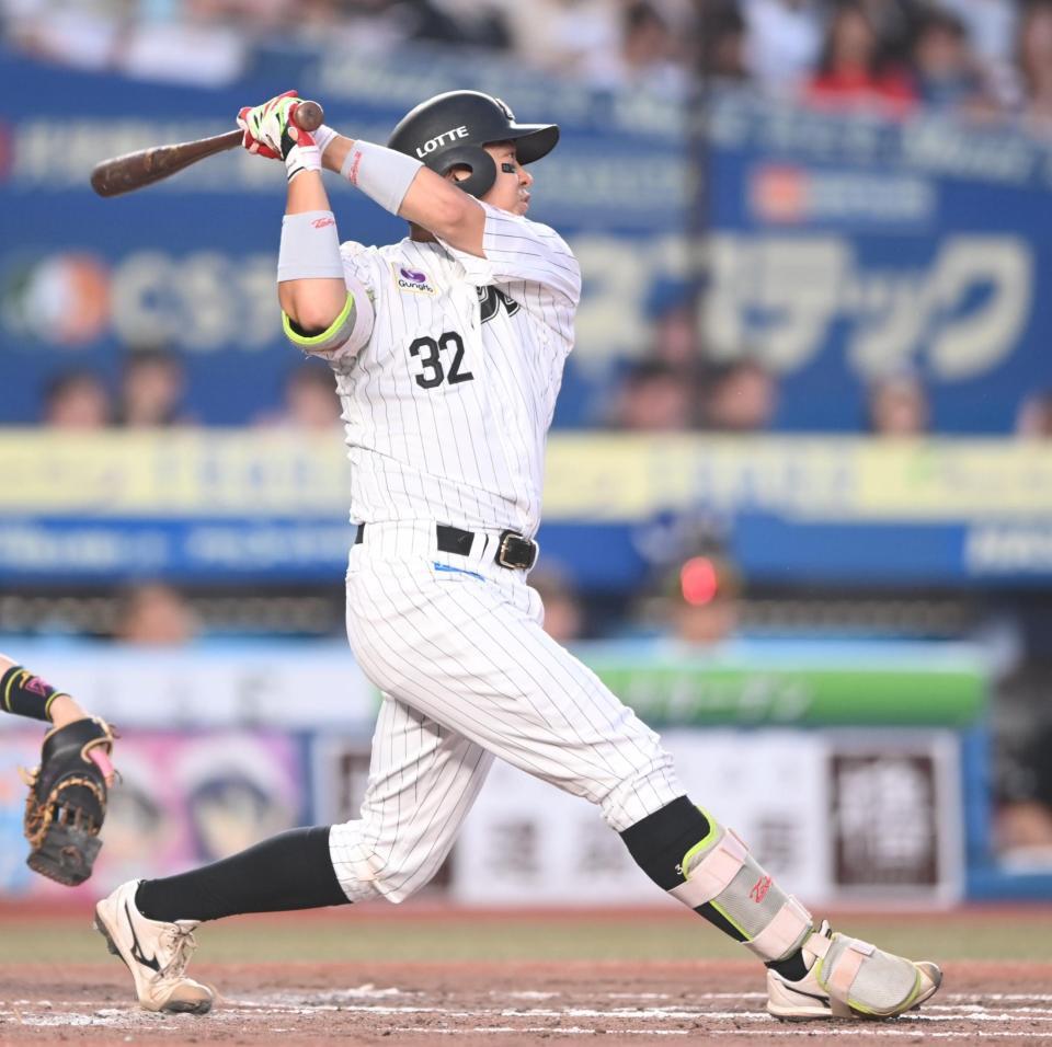 ３回、勝ち越しの左前適時打を放つ佐藤（撮影・開出牧）