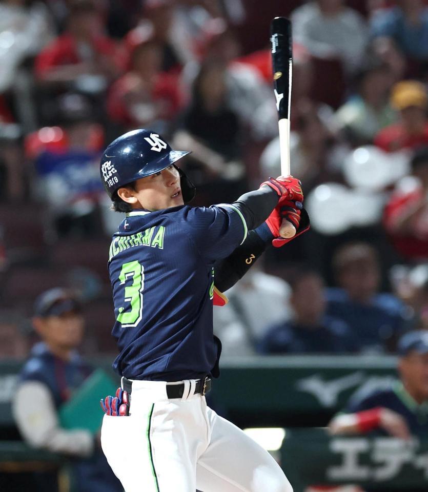 ７回、犠飛を放つ内山（撮影・北村雅宏）
