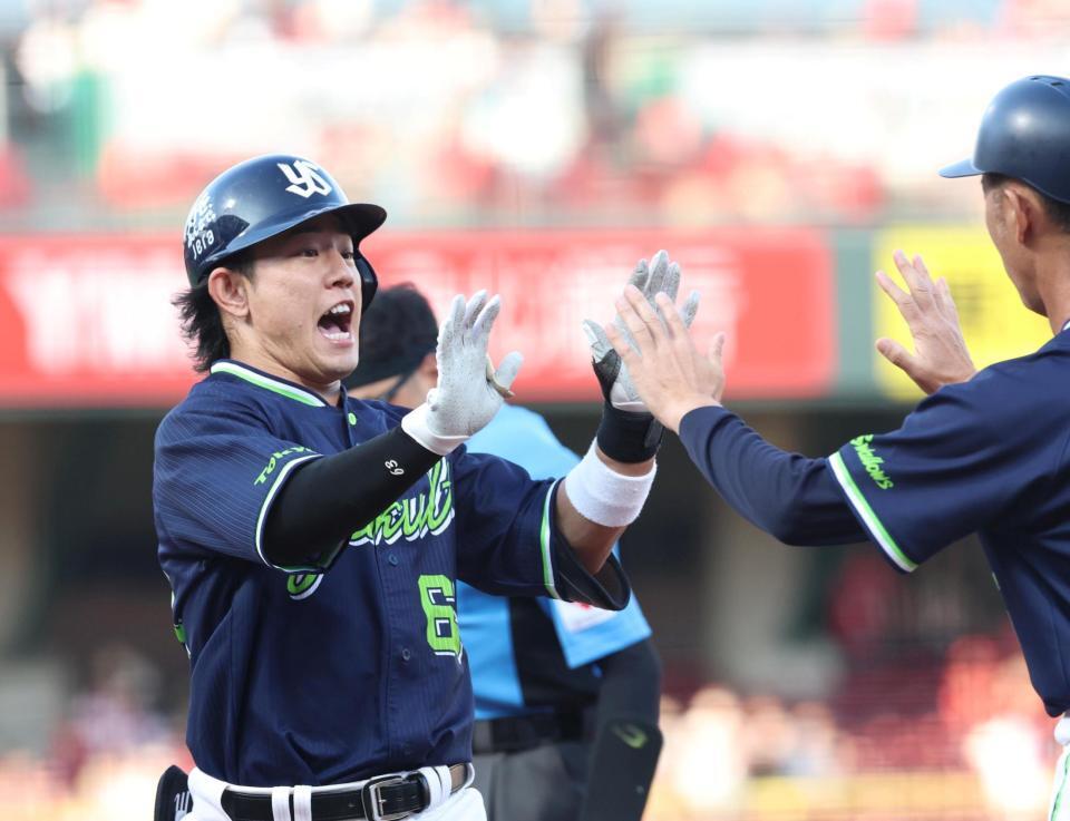 １回、先制ソロを放ち、タッチを交わす増田（左）＝撮影・北村雅宏