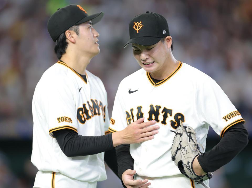 ６回、２失点し、西舘（左）に慰められる田和（撮影・西岡正）
