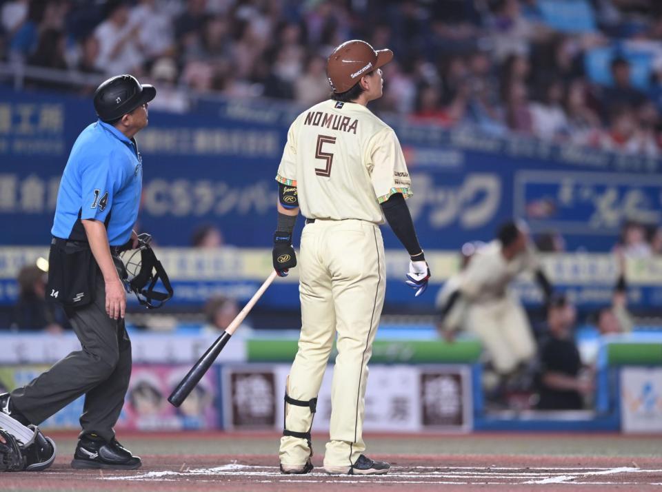 ６回、逆転の左越え２ランを放ち打球の行方を見つめる野村（撮影・開出牧）