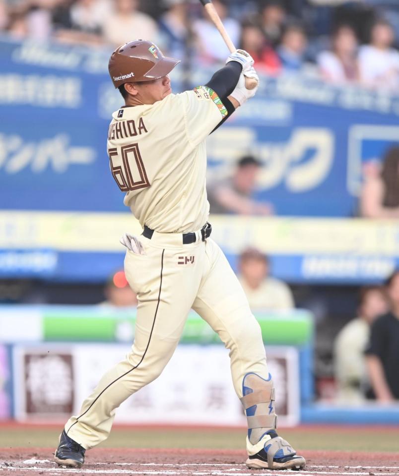 ２回、先制の右越えソロを放つ吉田（撮影・開出牧）