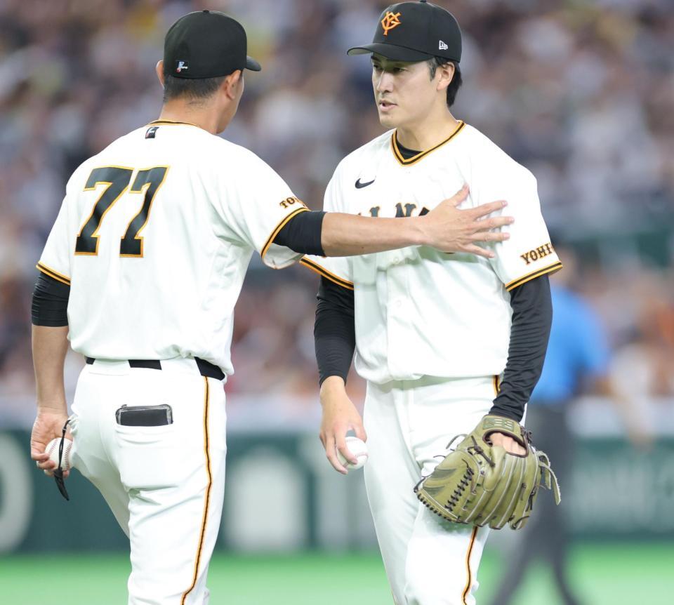 ６回途中に降板する西舘（右）＝撮影・西岡正