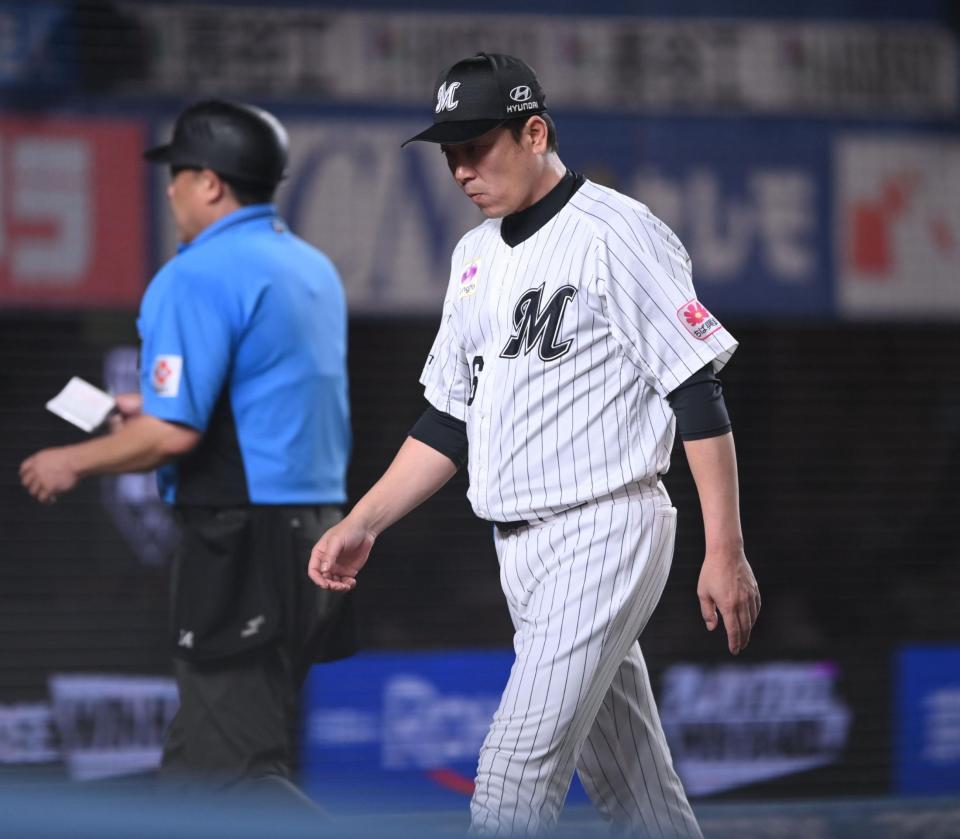 ７回投手交代を告げたサブロー監督（撮影・開出牧）