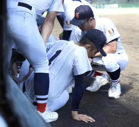 １回、打球が直撃し、手当を受ける横浜・織田翔希（撮影・伊藤笙子）