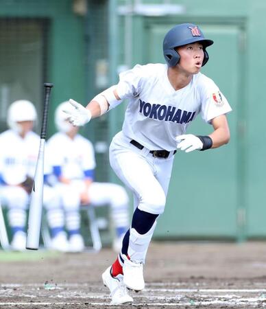 １回、ライトへ先制適時二塁打を放つ横浜・小林大雅（撮影・伊藤笙子）