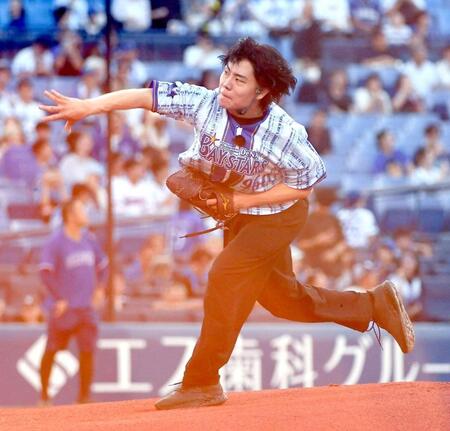 セレモニアルピッチを行う令和ロマンの高比良くるま＝横浜スタジアム（撮影・佐藤厚）
