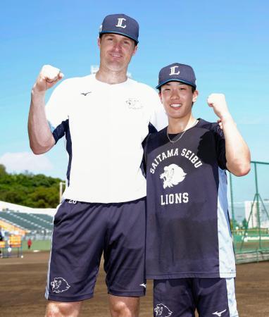 　オールスター戦の選手間投票で選出され、ポーズをとる西武・ネビン（左）と滝沢＝沖縄セルラー