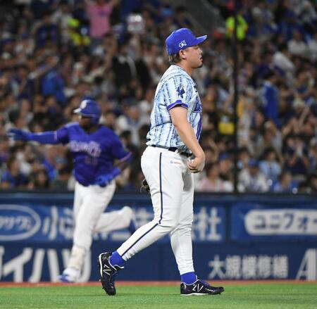 ８回、サノー（左）に逆転２ランを打たれ、悔しがる中川虎（撮影・佐藤厚）
