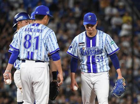 ６回、２死から３連打で勝ち越し点を奪われ、相川監督（左）から交代を告げられる平良（撮影・佐藤厚）