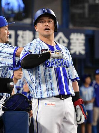 ４回、牧は左越えに１１号同点ソロを放ち、「デスターシャ！」（撮影・佐藤厚）