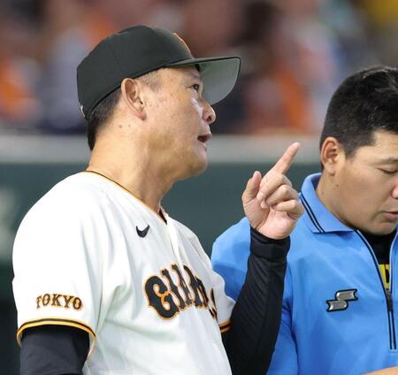 ７回、投手交代を告げる橋上監督代行（撮影・西岡正）