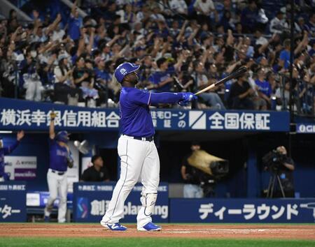 ８回、サノーは左中間に１０号逆転２ランを放つ（撮影・佐藤厚）