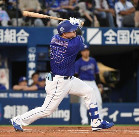 ３回、細川は中越えに先制適時二塁打を放つ（撮影・佐藤厚）