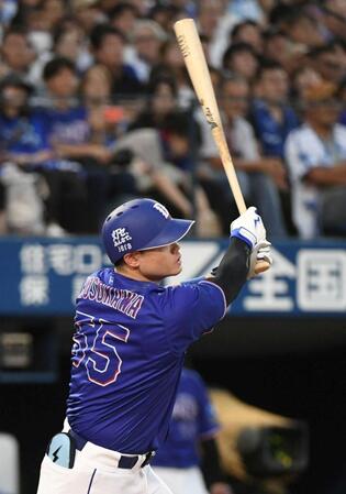３回、細川は中越えに先制適時二塁打を放つ（撮影・佐藤厚）