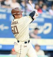 　２回、先制の右越えソロを放つ吉田（撮影・開出牧）