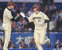 　７回、ソロ本塁打を放ち森本コーチ（左）とタッチを交わす吉田（撮影・開出牧）