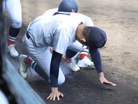 １回、打球を左足首に受け、手当を受ける横浜・織田翔希（撮影・伊藤笙子）