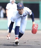 １回、打球を足に受けるも、一塁へ送球する横浜・織田翔希（撮影・伊藤笙子）