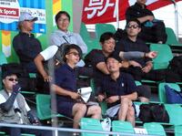 横浜対湘南工大付戦を視察するスカウトたち（撮影・伊藤笙子）