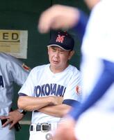５回の攻撃中、肩を落とす横浜・村田浩明監督（撮影・伊藤笙子）