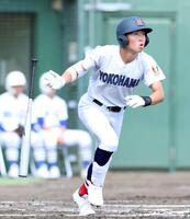 １回、ライトへ先制適時二塁打を放つ横浜・小林大雅（撮影・伊藤笙子）