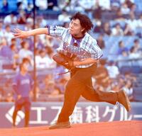 セレモニアルピッチを行う令和ロマンの高比良くるま＝横浜スタジアム（撮影・佐藤厚）