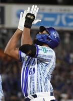 ６回、エンカーナシオンは中前に逆転の２点適時打を放ち、天を仰ぐ（撮影・佐藤厚）