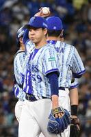 ６回、２死から３連打で勝ち越し点を奪われ、降板する平良（撮影・佐藤厚）
