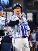 ４回、牧は左越えに１１号同点ソロを放ち、「デスターシャ！」（撮影・佐藤厚）