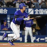 ６回、板山は右前に勝ち越し適時打を放つ（撮影・佐藤厚）
