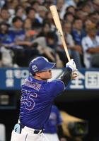 ３回、細川は中越えに先制適時二塁打を放つ（撮影・佐藤厚）
