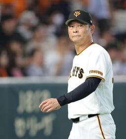 ７回、投手交代を告げ、厳しい表情でベンチへ戻る橋上監督代行（撮影・西岡正）