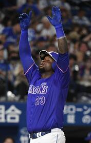 ８回、サノーは左中間に１０号逆転２ランを放つ（撮影・佐藤厚）
