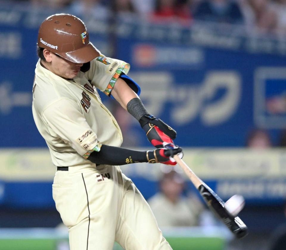 　６回、逆転の左越え２ランを放つ野村（撮影・開出牧）
